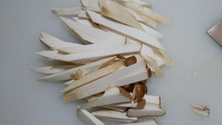 葱烧蘑菇,传统鲁菜,在切成长条。