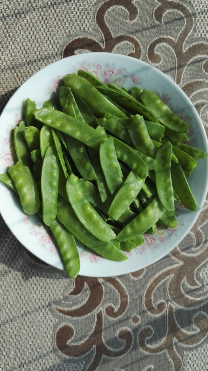 清炒香肠荷兰豆,<a style='color:red;display:inline-block;' href='/shicai/ 81'>荷兰豆</a>洗净装盘。