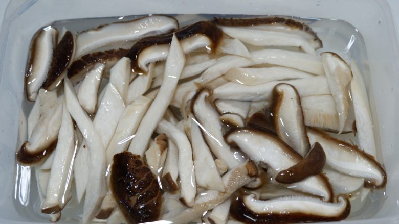 葱烧蘑菇,传统鲁菜,焯好之后用冷水过凉,凉透后取出沥干水备用