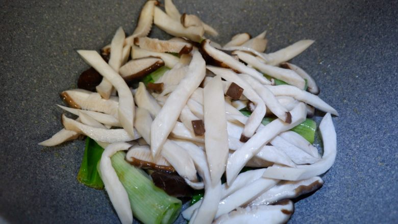 葱烧蘑菇,传统鲁菜,然后加入沥干水的菌类。