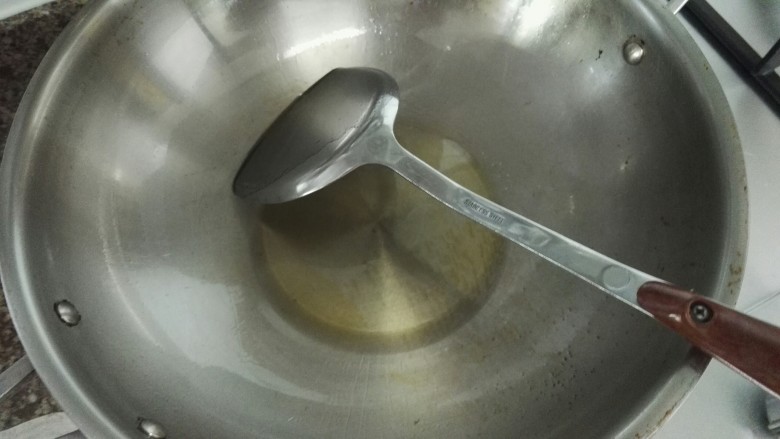 清炒香肠荷兰豆,锅烧热加少许油。