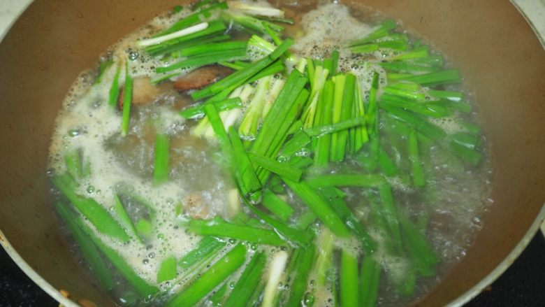 麻油猪肝汤,将韭菜、姜丝、沙茶酱分别倒入锅中，再加入适量的盐和<a style='color:red;display:inline-block;' href='/shicai/ 10588'>糖</a>，最后将适量的清酒倒入锅中即可盛盘享用。