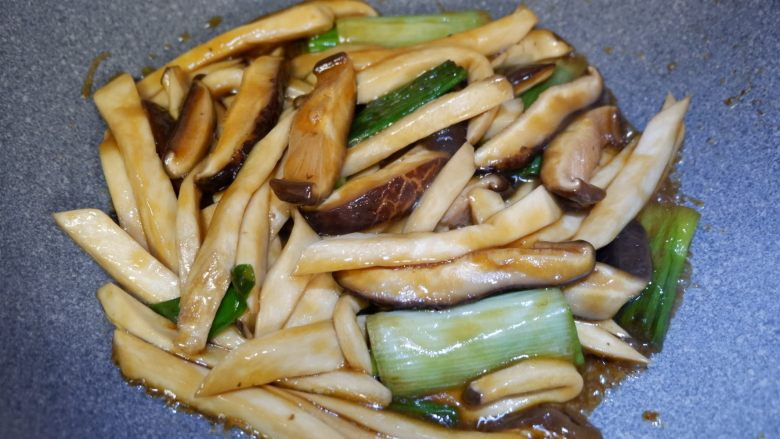 葱烧蘑菇,传统鲁菜,翻炒均匀即可