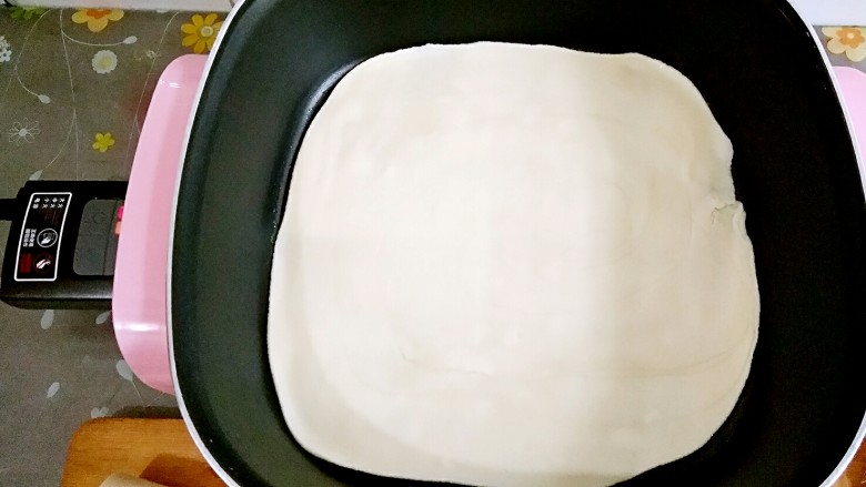 鸡蛋灌饼,电锅档位按在小火上,把擀好的面饼放进锅中(不粘锅来的,都不用放油哦!)