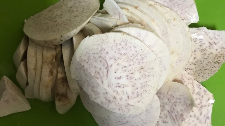 芋泥春卷筒(烤箱版),芋头去皮后,切成块,上锅蒸熟(20分钟左右吧,看你切的块大小而定,我都是切成薄片,用筷子戳一下,一戳就透就差不多了)