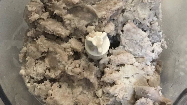 芋泥春卷筒(烤箱版),取出加入牛奶用料理机,破壁机,擀面杖,你喜欢的方式弄成泥。(喜欢颗粒感的就可以不用弄太碎)