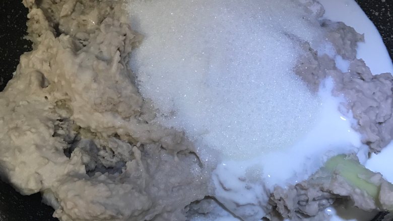 芋泥春卷筒(烤箱版),除玉米油以外剩余材料,全部放入不粘锅,开始炒吧