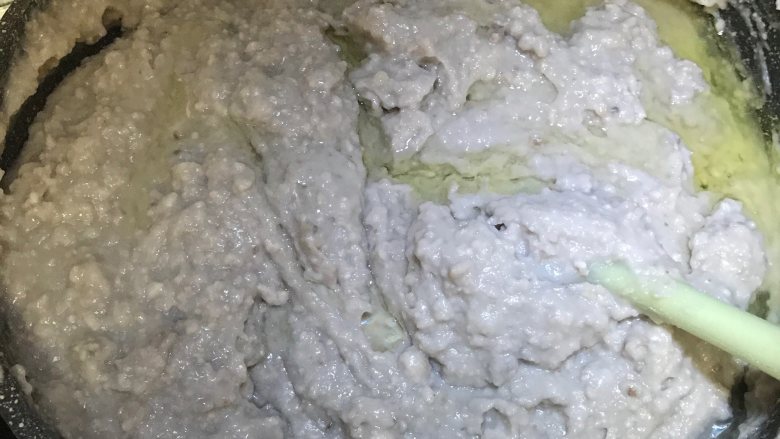 芋泥春卷筒(烤箱版),分次加入玉米油,每次加入之前都保证上一次的完全吸收了,再加入剩余的。现在看起来比较粗糙,等把玉米油炒融合进去就细腻了哦