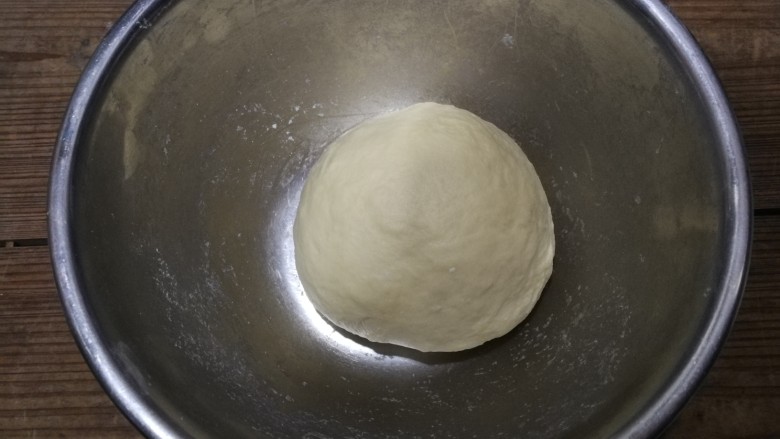 自制安心油条,然后用手揉成光滑的面团,揉面时面团会比较粘手,可以用一点点手粉,揉好面团后盖保鲜膜静置松弛1个小时