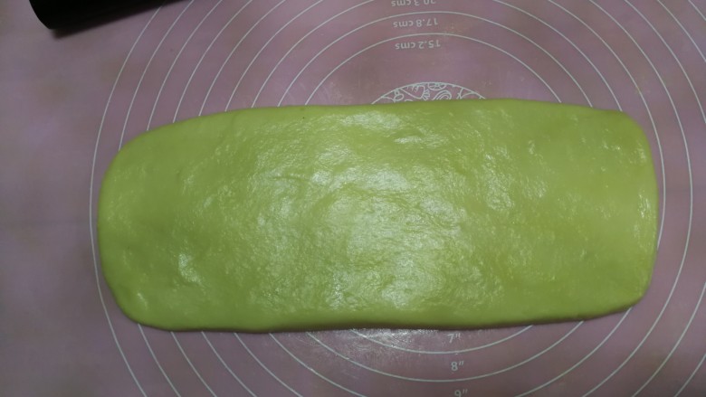 自制安心油条,用擀面杖擀成宽约6cm、厚度约为1cm的长方形,揉面垫和擀面杖提前抹适量玉米油防粘