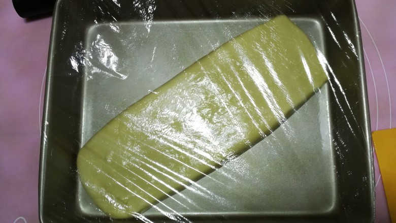 自制安心油条,然后放入大盘(盘子底部要抹油防粘),盖保鲜膜送入冰箱冷藏一夜
