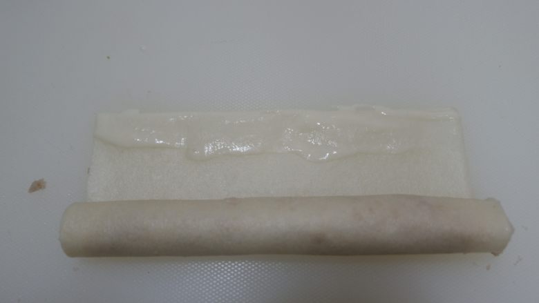 芋泥春卷筒(烤箱版),由下至上卷起来,接口处涂抹少许面糊粘合。