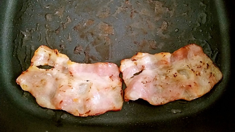 鸡蛋灌饼,煎培根也不用放油,培根自己会出油的。