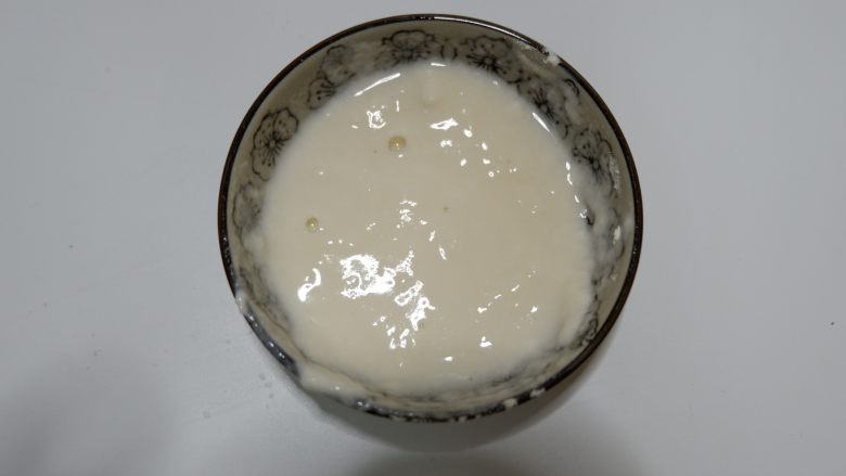 芋泥春卷筒(烤箱版),适量<a style='color:red;display:inline-block;' href='/shicai/ 519'>面粉</a>加入水调成浓稠的面糊,一会粘合春卷用。