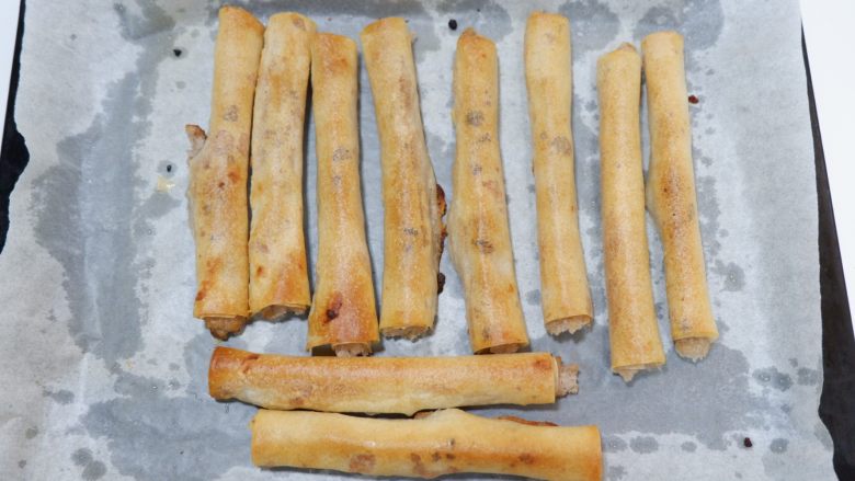 芋泥春卷筒(烤箱版),烤制金黄酥脆即可出炉。