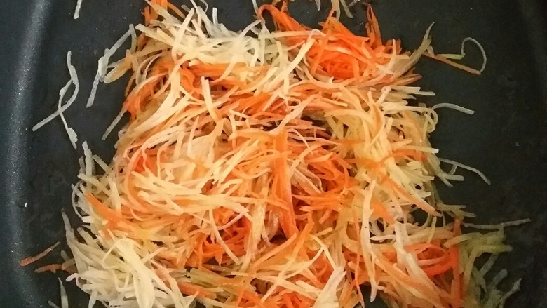 鸡蛋灌饼,培根煎好后取出,直接用煎过培根的油炒土豆丝和胡萝卜丝,加入少许香醋和盐,<a style='color:red;display:inline-block;' href='/shicai/ 756'>鸡精</a>。