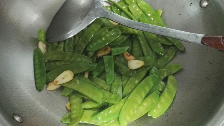 清炒香肠荷兰豆,倒入荷兰豆煸炒。