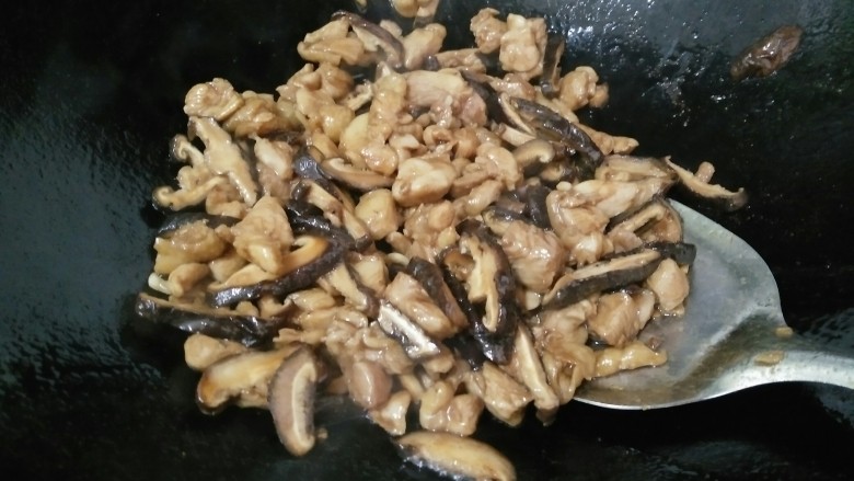 荷香糯米鸡,接着放香菇炒,炒的鸡肉刚刚熟再倒一点薄薄的淀粉水翻炒均匀即可出锅