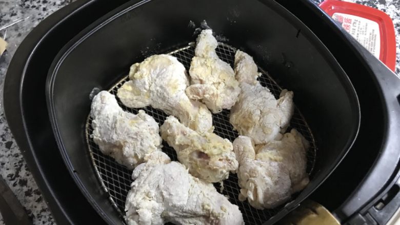 原味和辣酱口味的韩式炸鸡,空气炸锅的网上刷点油,把鸡腿摆进去