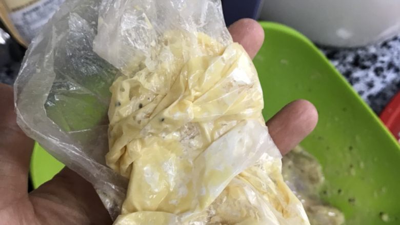原味和辣酱口味的韩式炸鸡,沾炸粉的袋子就可以扔了,用袋子的好处就是省炸粉,不脏手不脏盘子
