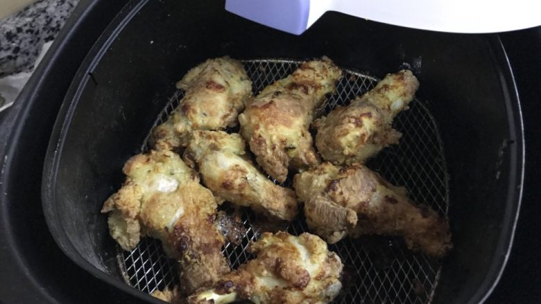 原味和辣酱口味的韩式炸鸡,翻面,15分后原味的鸡腿就可以装盘了