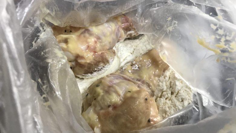 原味和辣酱口味的韩式炸鸡,把炸粉倒进一个袋子里,再放入鸡腿