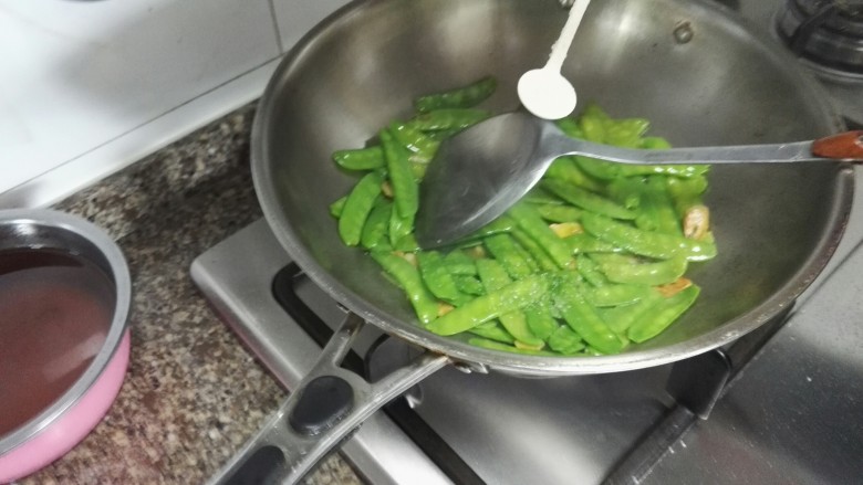 清炒香肠荷兰豆,加一小勺白糖。