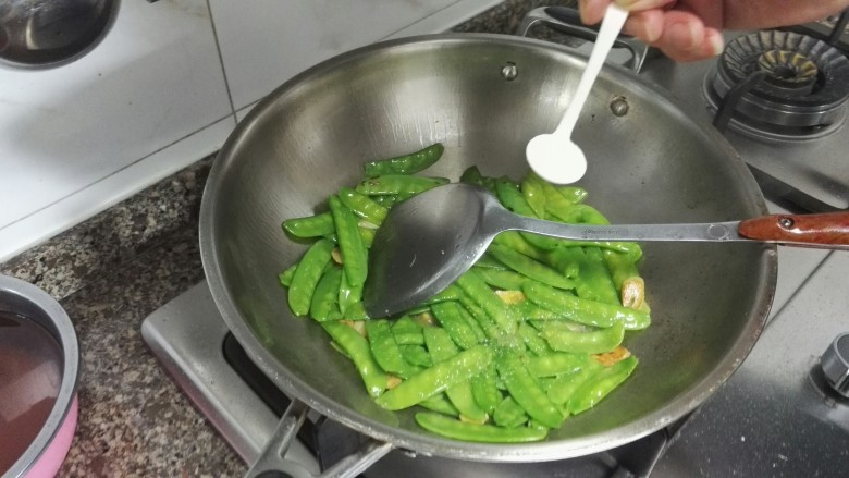 清炒香肠荷兰豆,加一小勺盐。