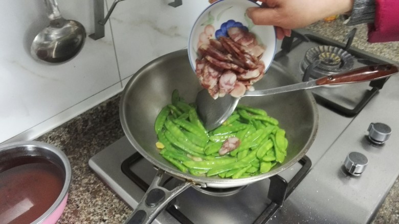 清炒香肠荷兰豆,把香肠加入，炒熟，装盘。