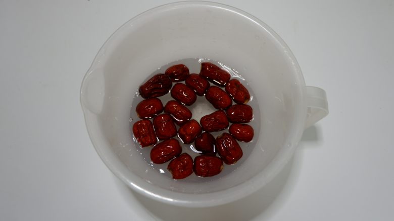 红枣年糕球,把<a style='color:red;display:inline-block;' href='/shicai/ 2470'>红枣</a>用温水洗净,浸泡一会。