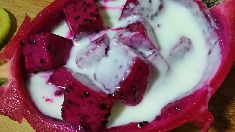 酸奶沙拉火龙果船――厉害了我的零食,重复一层酸奶一层火龙果的铺法,将火龙果装满。