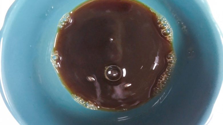 富贵花开--红糖馒头,红糖用开水冲开后,搅拌均匀