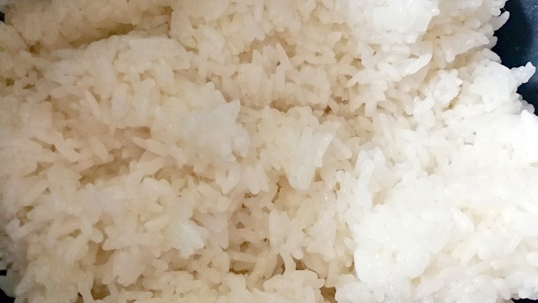 牛肉烧卖~饺子皮版,糯米饭煮好后用勺子兜底翻一下,稍微放凉