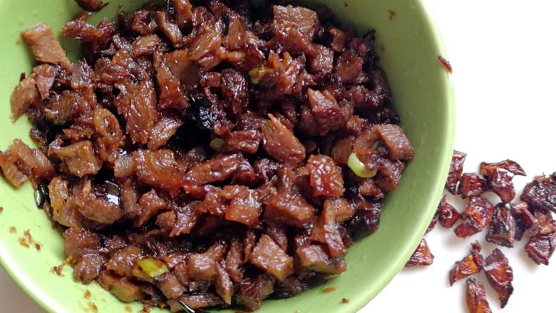 牛肉烧卖~饺子皮版,牛肉丁炒好后,把里面的八角挑出来,放在碗里备用