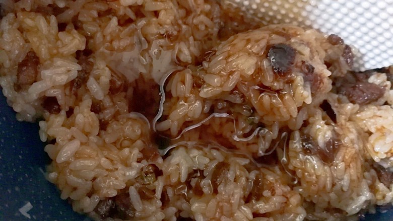 牛肉烧卖~饺子皮版,加一勺香油,翻拌均匀,馅就做好了