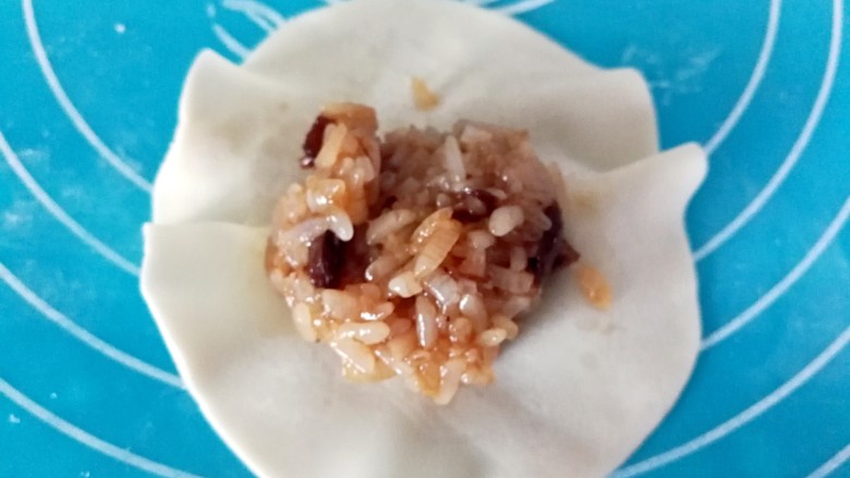牛肉烧卖~饺子皮版,挖一勺拌好的糯米饭馅料放在饺子皮上