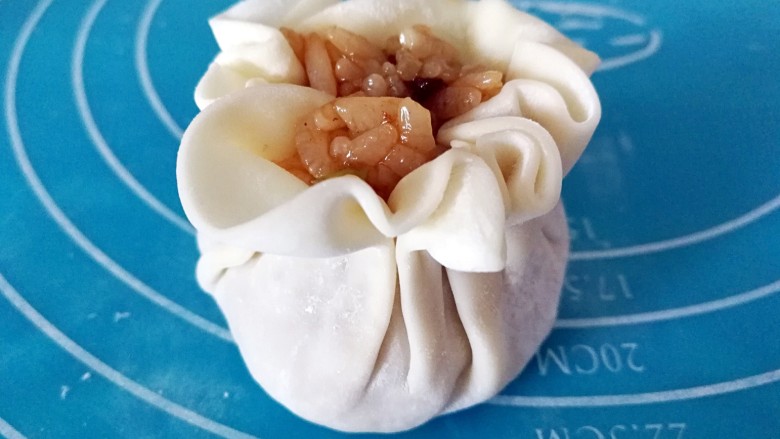 牛肉烧卖~饺子皮版,一个烧卖就做好了,用手把皮稍微整理一下