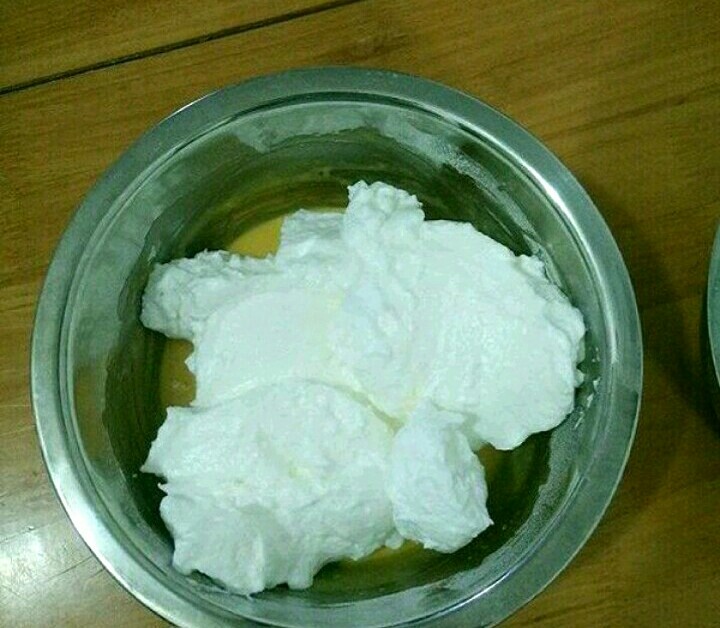 酸奶淋面蛋糕,把三分之一蛋白糊放到蛋黄糊里,翻拌均匀。同时烤箱预热150度。