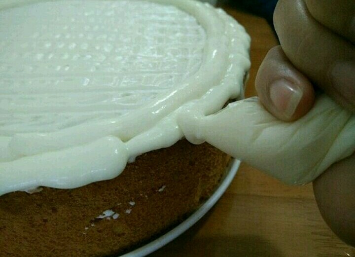 酸奶淋面蛋糕,然后在旁边挤适量奶油,形成自然的滴落状。