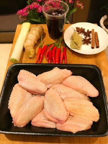 可乐鸡翅🐔,准备葱姜蒜辣椒，八角桂皮香叶，<a style='color:red;display:inline-block;' href='/shicai/ 911'>可乐</a>，<a style='color:red;display:inline-block;' href='/shicai/ 96'>鸡翅</a>🐔