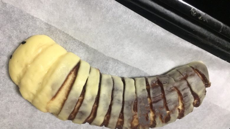 #我家新宠物#~逼真豆沙毛毛虫,毛毛面包胚发酵至两倍大时,烤箱中层,上下火150度,时间18分钟,上色满意后加锡纸遮住烤