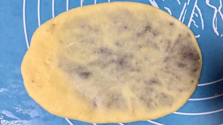 #我家新宠物#~逼真豆沙毛毛虫,把豆沙馅包起,用擀面杖轻轻的擀成薄片