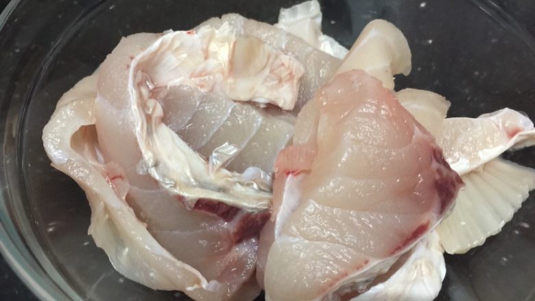 海豚糖醋脆鲩鱼腩,买一块脆肉鲩鱼腩,切成1.5cm后一块,洗干净,沥干水