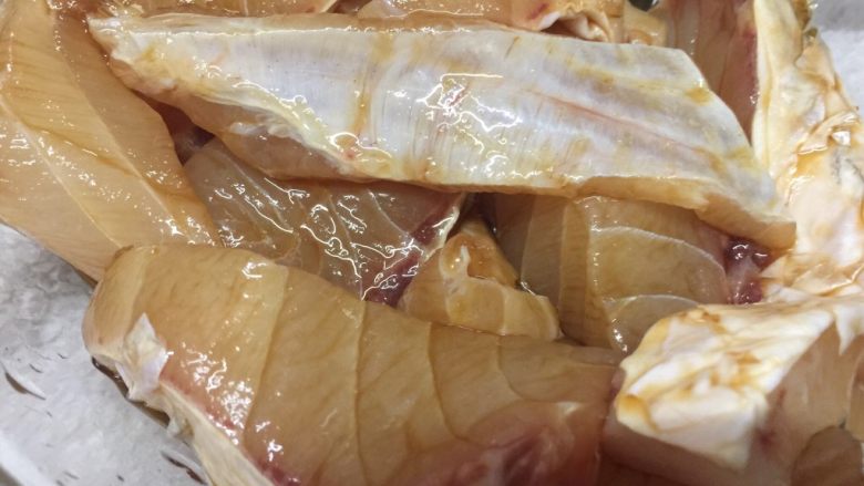 海豚糖醋脆鲩鱼腩,搅拌均匀,稍微腌制30分钟