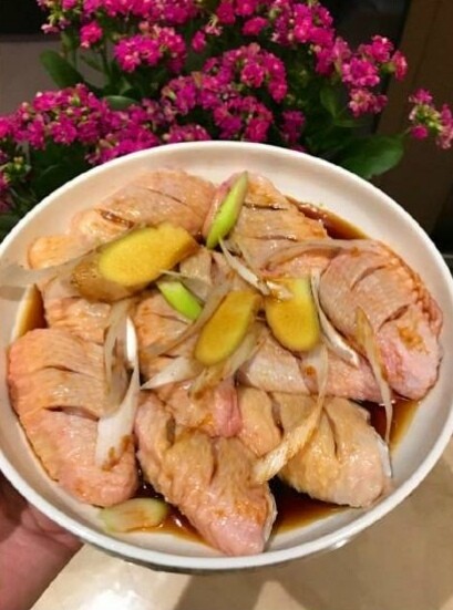 可乐鸡翅🐔,将鸡翅正反切几下，放葱姜，生抽，料酒腌制20分钟