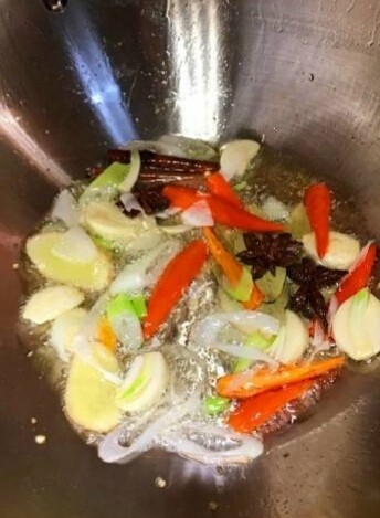 可乐鸡翅🐔,放油将葱姜蒜，佐料炒香