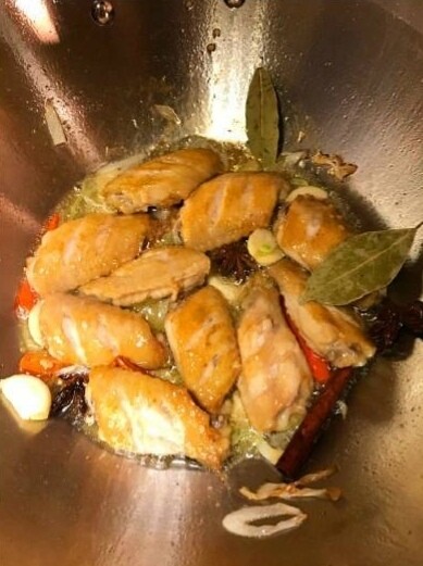 可乐鸡翅🐔,放入鸡翅翻炒，多翻动，注意別粘锅