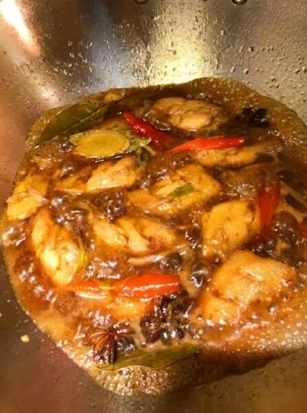 可乐鸡翅🐔,加可乐至漫过鸡翅，放酱油，盐，五香粉，