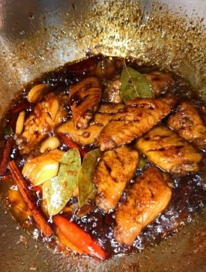 可乐鸡翅🐔,转小火炖到收汁，爱吃辣的可以加一勺辣椒油