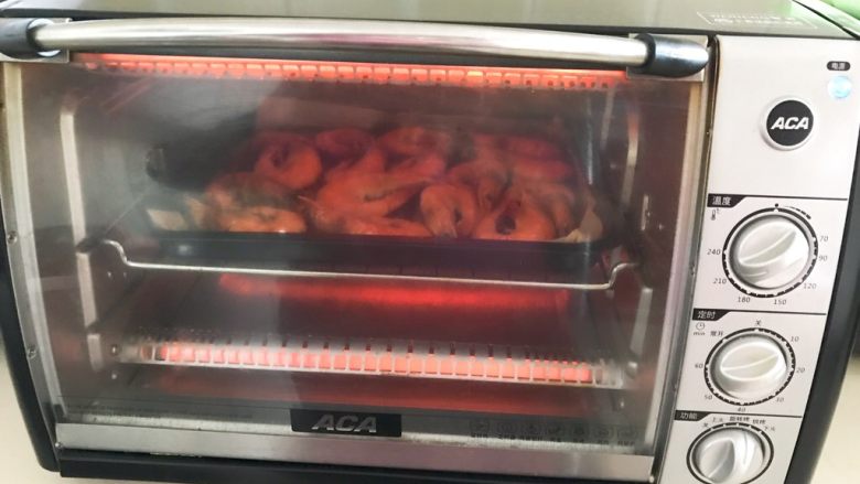 美味小零食 香酥烤虾,再把烤盘放入烤箱,上下火190W烤20分钟